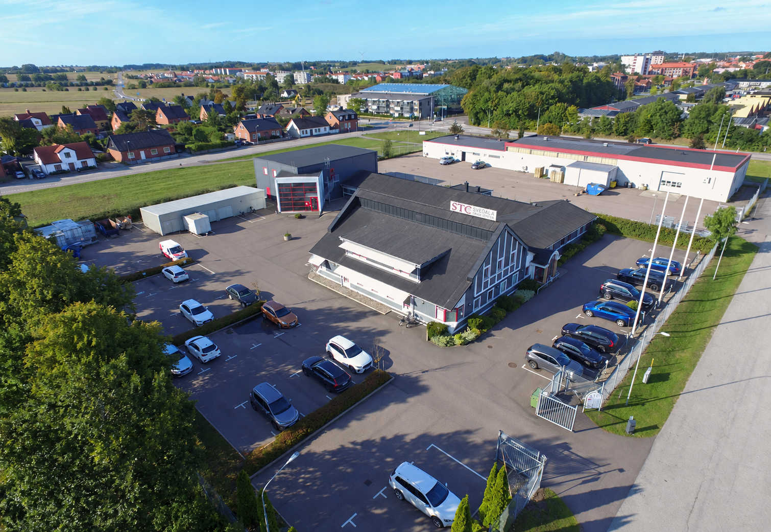 Flygvy över Svedala Trade Center med byggnader och parkering i dagsljus