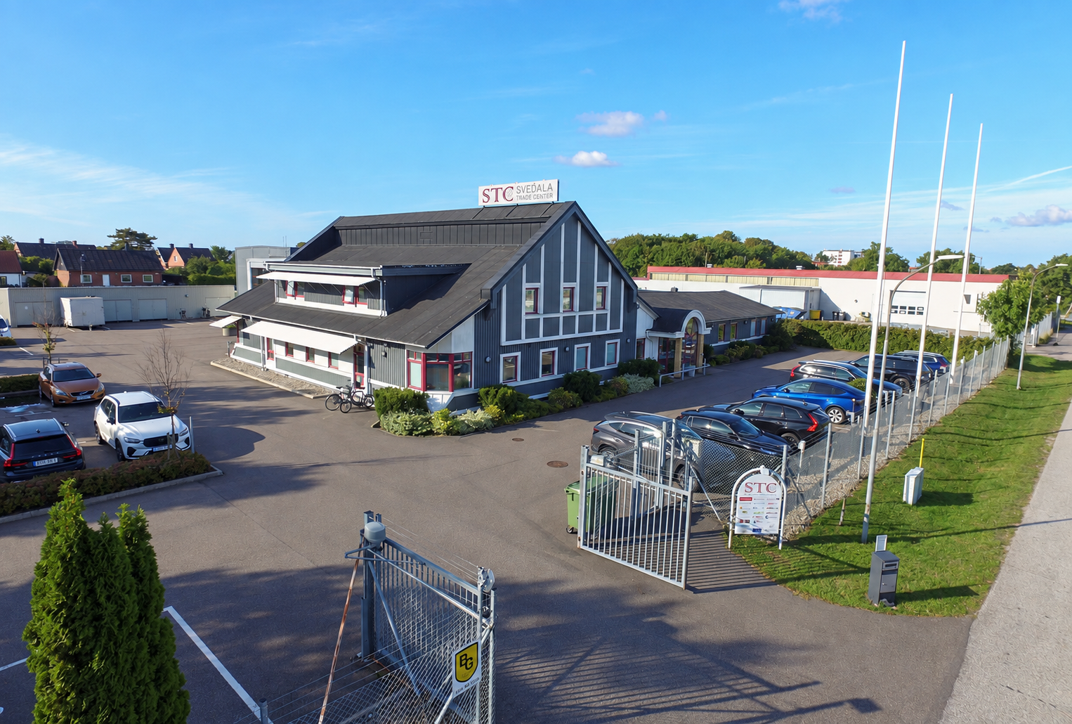 Svedala Trade Centers byggnad med skylt och parkering i dagsljus