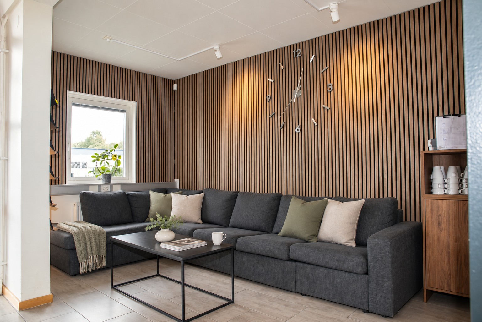 Lounge med soffgrupp och träpanel i Svedala Trade Center